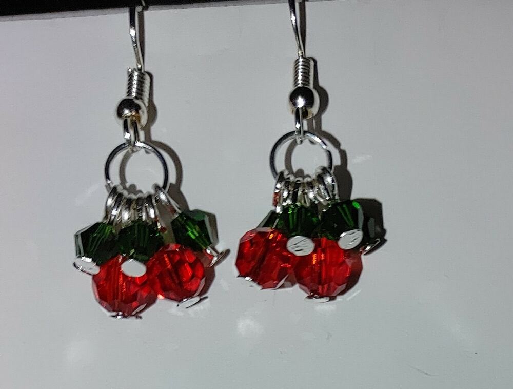 Christmas Holly Berry Red Green Beaded Cluster Silver Tone Dangle Earrings #C67